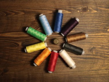 İplikler. Farklı iplik renkleri. Çok farklı iplikler. Dikiş için..