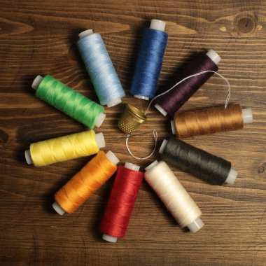 İplikler. Farklı iplik renkleri. Çok farklı iplikler. Dikiş için..