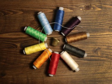 İplikler. Farklı iplik renkleri. Çok farklı iplikler. Dikiş için..