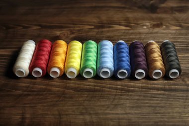 İplikler. Farklı iplik renkleri. Çok farklı iplikler. Dikiş için..