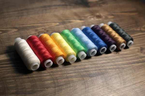 Νήματα Διαφορετικά Χρώματα Νήματος Πολλές Διαφορετικές Κλωστές Για Ράψιμο — Φωτογραφία Αρχείου