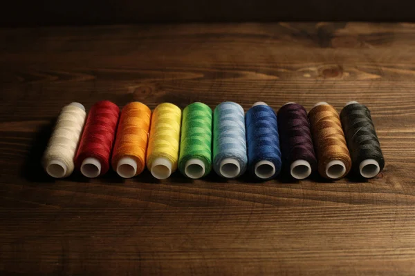 Νήματα Διαφορετικά Χρώματα Νήματος Πολλές Διαφορετικές Κλωστές Για Ράψιμο — Φωτογραφία Αρχείου