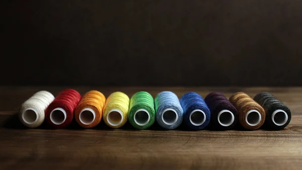 İplikler. Farklı iplik renkleri. Çok farklı iplikler. Dikiş için..