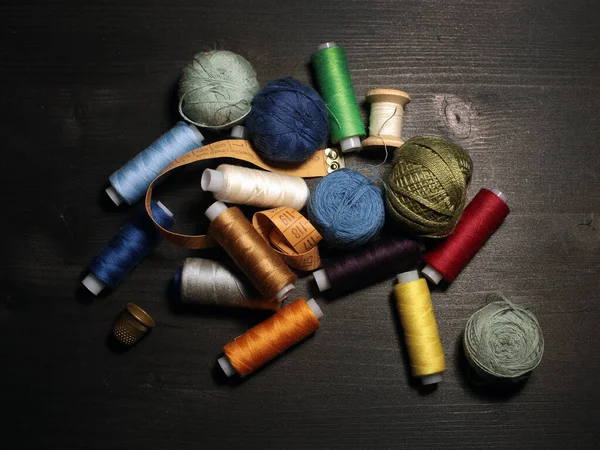 Threads Needles Different Thread Colors Many Different Threads Sewing — Stock Photo, Image