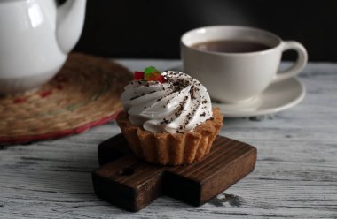 Çay ve kek. Lezzetli kekler. Çay ve atıştırmalık. Çayla sakin bir hayat.