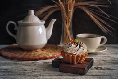 Çay ve kek. Lezzetli kekler. Çay ve atıştırmalık. Çayla sakin bir hayat.