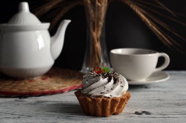 Çay ve kek. Lezzetli kekler. Çay ve atıştırmalık. Çayla sakin bir hayat.