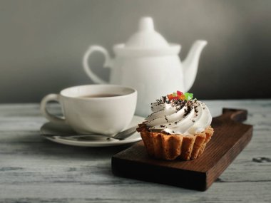 Çay ve kek. Lezzetli kekler. Çay ve atıştırmalık. Çayla sakin bir hayat.