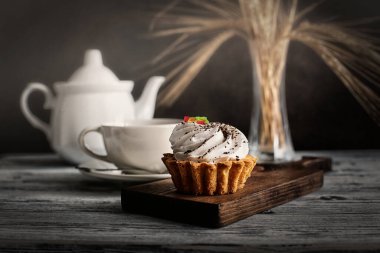 Çay ve kek. Lezzetli kekler. Çay ve atıştırmalık. Çayla sakin bir hayat.