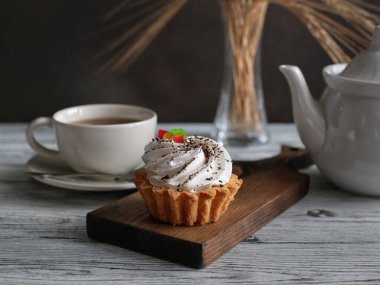 Çay ve kek. Lezzetli kekler. Çay ve atıştırmalık. Çayla sakin bir hayat.