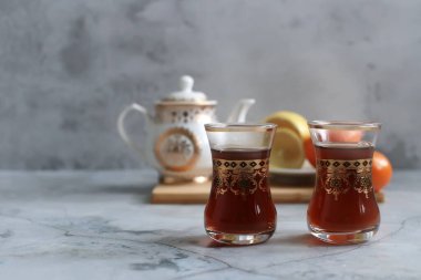 Limonlu çay. Doğu çayı. Doğu çayı iç. Çay bardakları.