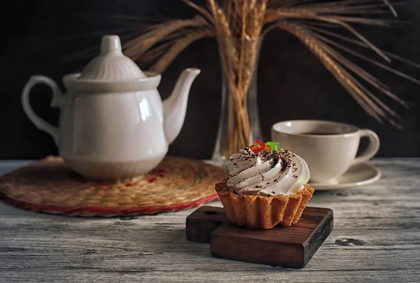 Çay ve kek. Lezzetli kekler. Çay ve atıştırmalık. Çayla sakin bir hayat.