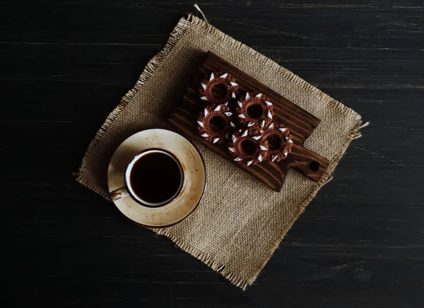 Kávu Sušenky Chutné Lahodné Sladkosti Kafe Téma Stole Řezací Deska — Stock fotografie