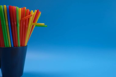 Genellikle restoranlarda kullanılan pipetleri içmek