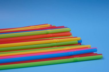 Genellikle restoranlarda kullanılan pipetleri içmek