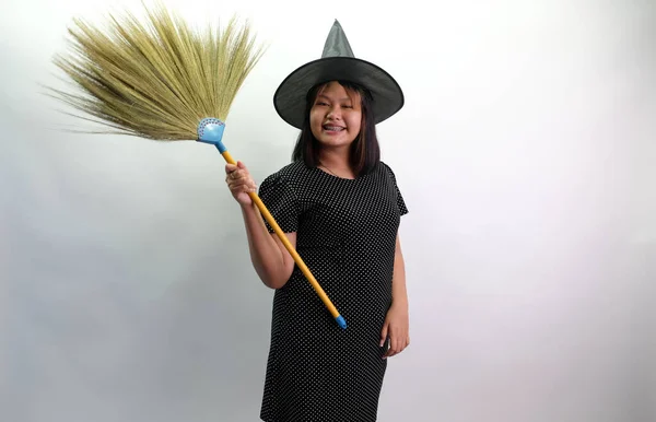 Aziatische Vrouw Draagt Een Heks Kostuum Halloween — Stockfoto