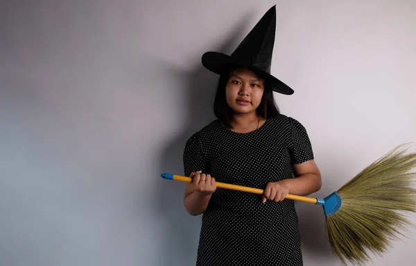 Aziatische Vrouw Draagt Een Heks Kostuum Halloween — Stockfoto