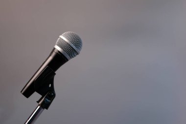 Performansta kullanılan mikrofon sahneye yerleştirildi..