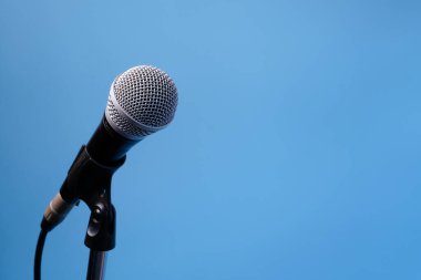 Performansta kullanılan mikrofon sahneye yerleştirildi..