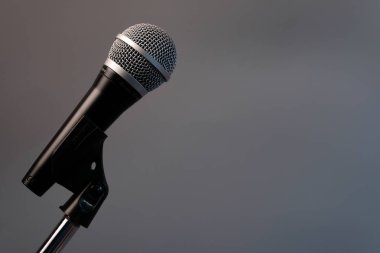 Performansta kullanılan mikrofon sahneye yerleştirildi..