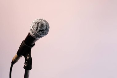 Performansta kullanılan mikrofon sahneye yerleştirildi..