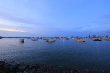 Tatillerde turistlere hizmet veren bir iskele..