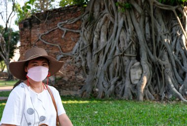 Asyalı kadınlar tatil için antik anıtlara seyahat ediyorlar.