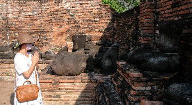 Asyalı kadınlar tatil için antik anıtlara seyahat ediyorlar.