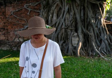 Asyalı kadınlar tatil için antik anıtlara seyahat ediyorlar.