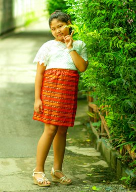 Arka bahçede yürüyen Asyalı kız.