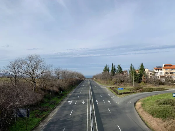 Ansicht Einer Vierspurigen Autobahn Weiße Pfeile Abbiegen Nebensaison Klares Wetter — Stockfoto