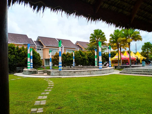 位于印度尼西亚东加里曼丹Balikpapan美丽海滩上的海滨住宅或住宅区的美丽景色 这张照片是在传统的热带印度尼西亚海滨小屋内拍摄的 — 图库照片