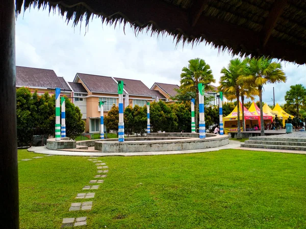 Endonezya 'nın doğusundaki Balikpapan, Doğu Kalimantan' daki güzel plajda bulunan deniz kenarındaki konutların güzel manzarası. Bu fotoğraf geleneksel Endonezya plaj kulübesinin içinden çekildi..