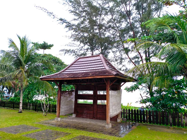 Pondok Pantai Oder Tropische Indonesische Strandhütte Oder Holzhütte Mit Palmen — Stockfoto