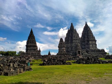 Prambanan Tapınağı - UNESCO dünya mirası alanı. Tarihsel Endonezya Hindu kutsal tapınağı, bulut ve gökyüzü arka planıyla.