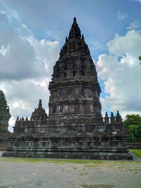 Prambanan Tapınağı 'nın, UNESCO' nun dünya mirası sahasına yakından bakın. Tarihsel Endonezya Hindu kutsal tapınağı, bulut ve gökyüzü arka planıyla. 
