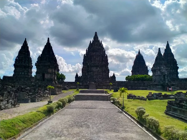 Prambanan Tapınağı - UNESCO dünya mirası alanı. Tarihsel Endonezya Hindu kutsal tapınağı, bulut ve gökyüzü arka planıyla.