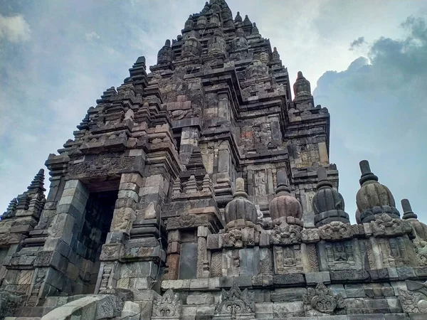 Prambanan Tapınağı 'nın, UNESCO' nun dünya mirası sahasına yakından bakın. Tarihsel Endonezya Hindu kutsal tapınağı, gökyüzü arka planı.