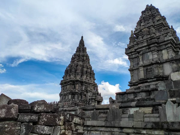 Prambanan Tapınağı - UNESCO dünya mirası alanı. Tarihsel Endonezya Hindu kutsal tapınağı, mavi gökyüzü arka planı.