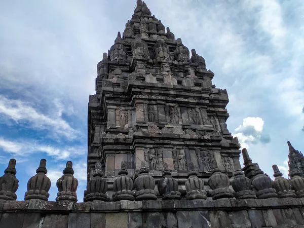 Prambanan Tapınağı 'nın, UNESCO' nun dünya mirası sahasına yakından bakın. Tarihsel Endonezya Hindu kutsal tapınağı, bulut ve gökyüzü arka planıyla.