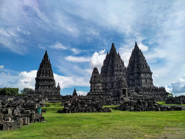 Prambanan Tapınağı 'nın görkemli görüntüsü Endonezya Tarihi Hindu Tapınağı güneşli bir günde mavi gökyüzü arka planıyla. UNESCO dünya mirası alanı olarak Prambanan Tapınağı Sleman, Yogyakarta, Endonezya 'da yer almaktadır..