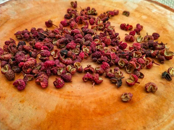Sichuan biberi ya da Szechuan biberi ya da Çin dikenli külü ya da ahşap yüzeyde Mala biberi. Sichuan biberi genellikle Sichuan mutfağında kullanılan bir baharattır. Çok baharatlı ve dili uyuşturan biber olarak da bilinir ama aynı zamanda sağlıklıdır..