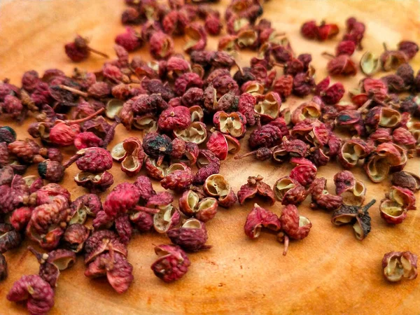 Sichuan biberi ya da Szechuan biberi ya da Çin dikenli külü ya da ahşap yüzeyde Mala biberi. Sichuan biberi genellikle Sichuan mutfağında kullanılan bir baharattır. Çok baharatlı ve dili uyuşturan biber olarak da bilinir ama aynı zamanda sağlıklıdır..