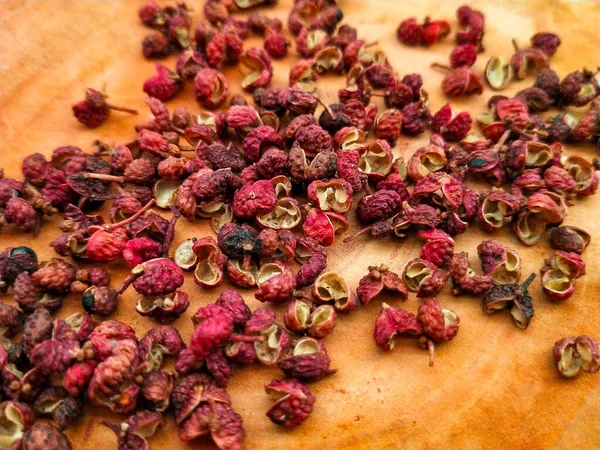 Sichuan biberi ya da Szechuan biberi ya da Çin dikenli külü ya da ahşap yüzeyde Mala biberi. Sichuan biberi genellikle Sichuan mutfağında kullanılan bir baharattır. Çok baharatlı ve dili uyuşturan biber olarak da bilinir ama aynı zamanda sağlıklıdır..