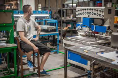 Fabrika üretim işyerinde çalışan profesyonel işçi teknisyen. Endüstriyel çalışma süreci