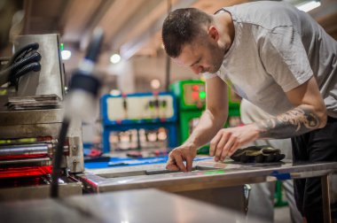 Fabrika üretim işyerinde çalışan profesyonel işçi teknisyen. Endüstriyel çalışma süreci