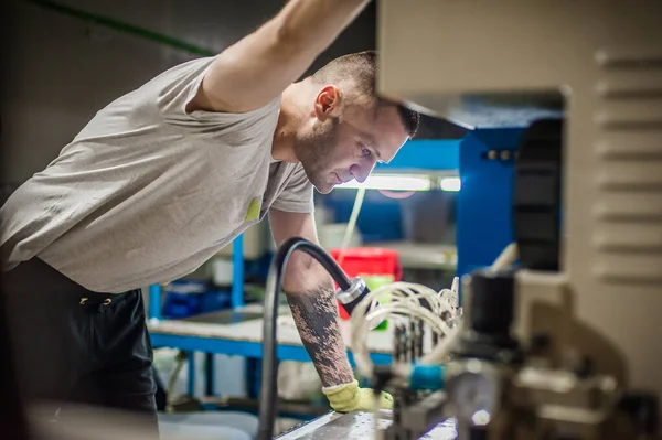 Profesionální Dělnický Technik Pracuje Výrobním Pracovišti Průmyslový Pracovní Proces — Stock fotografie