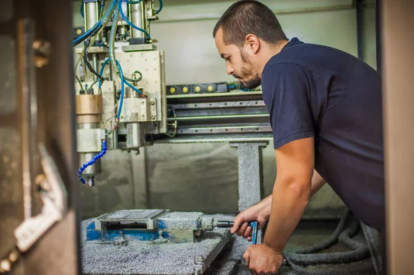 Technik Inženýr Pracující Cnc Frézovacím Strojem Gravírování Kovů Továrně — Stock fotografie