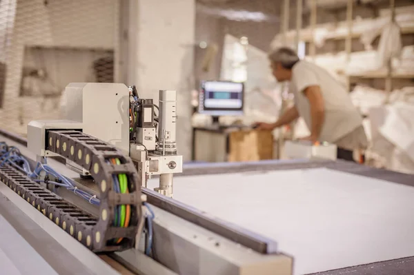 Fabrika Işçi Teknisyeni Kumaş Tekstil Malzemelerini Kesmek Için Cnc Dijital — Stok fotoğraf