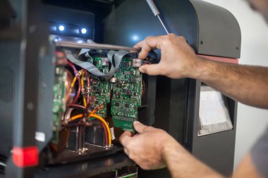 Elektrik mühendisinin kapağı elektrik kablolarıyla çalışıyor. Kurulum denetimi. Elektrik ekipmanları
